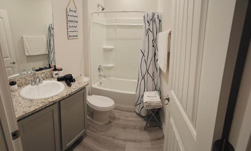 Slidell Maison | Spacious 4-bedroom house with WiFi, in peaceful Slidell with Lake in backyard