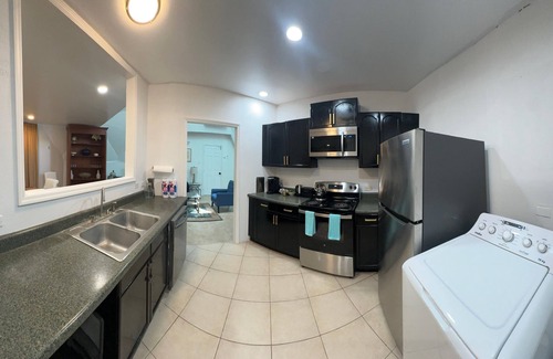 Frigate Bay Maison | Spacious 4-Bedroom House with Cathedral Ceilings and Spa tub in Frigate Bay.
