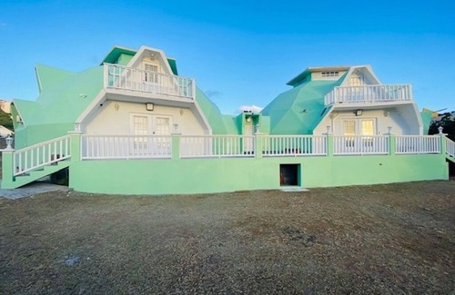 Frigate Bay Maison | Spacious 4-Bedroom House with Cathedral Ceilings and Spa tub in Frigate Bay.