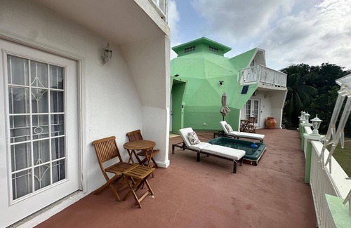 Frigate Bay Maison | Spacious 4-Bedroom House with Cathedral Ceilings and Spa tub in Frigate Bay.