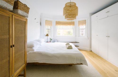 Manly Appartement | Spacious 4-Bedroom Manly Beach Apartment, Balcony, Bath & Fireplace, 2 Min to Beach