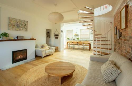 Manly Appartement | Spacious 4-Bedroom Manly Beach Apartment, Balcony, Bath & Fireplace, 2 Min to Beach