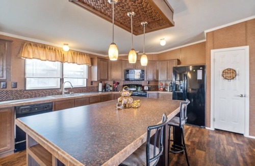 Midland Maison | Spacious 4-bedroom mobile home Midland