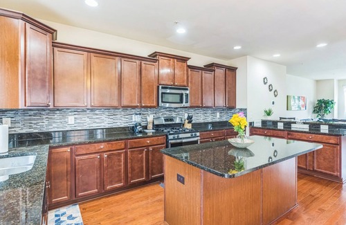 Elkridge Maison | Spacious 4-bedroom townhome in charming Elkridge with WiFi, AC/Outdoor Playarea