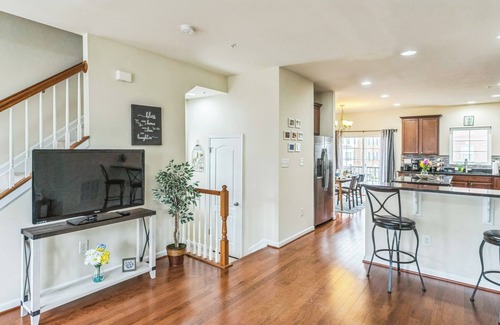 Elkridge Maison | Spacious 4-bedroom townhome in charming Elkridge with WiFi, AC/Outdoor Playarea