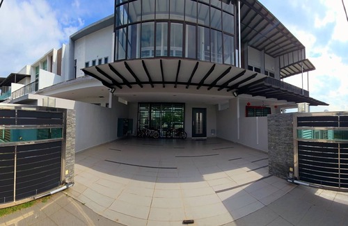 Pasir Gudang Maison | Spacious 4-bedroom townhome with AC, WiFi in serene Masai - Netflix and Disney