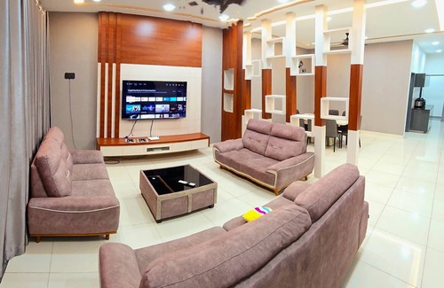 Pasir Gudang Maison | Spacious 4-bedroom townhome with AC, WiFi in serene Masai - Netflix and Disney