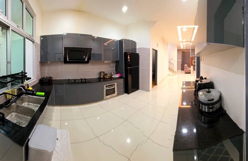 Pasir Gudang Maison | Spacious 4-bedroom townhome with AC, WiFi in serene Masai - Netflix and Disney