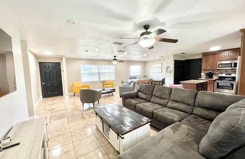 Gainesville Maison | Spacious 4-bedroom house with Covered Private Pool in Gainesville