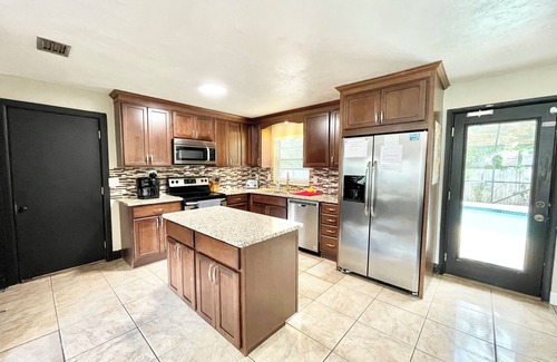 Gainesville Maison | Spacious 4-bedroom house with Covered Private Pool in Gainesville