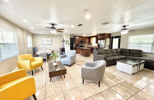 Gainesville Maison | Spacious 4-bedroom house with Covered Private Pool in Gainesville
