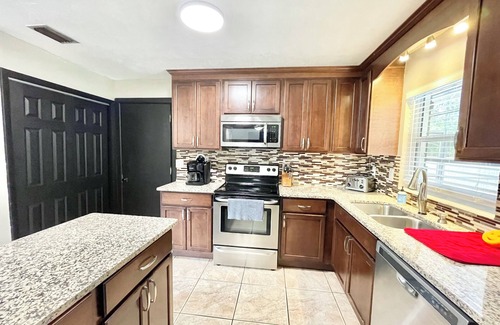 Gainesville Maison | Spacious 4-bedroom house with Covered Private Pool in Gainesville