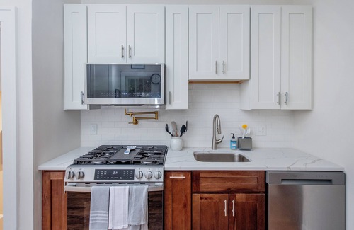 Bryn Mawr Maison | Spacious 4-bedroom 2-bathroom house in charming Minneapolis neighborhood