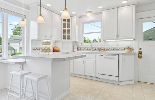 McLoughlin Maison | Spacious 4-bedroom 2-bath Home In Beautiful Oregon City, Pet Friendly!