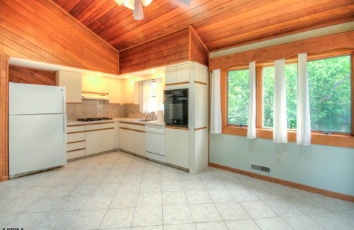 Somers Point Maison | Spacious 4 bedroom house with AC, WiFi, fitness room in charming Somers Point.