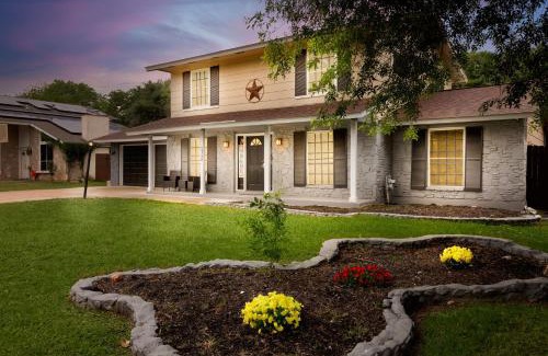 Heritage Maison | Spacious 4 bedroom with pool-Minutes to Seaworld and lackland AFB