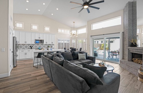 Pivotal Peoria Center Maison | Spacious 4 BR -SaltwaterHotTub -Pool -Sleeps 11