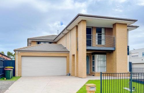 Point Cook Maison | Spacious 4B House in PointCook