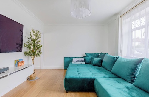Leyton Maison | Spacious 4BD Home with Large Garden, East London