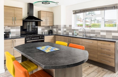 Leamington Spa Maison | Spacious 4Bed in Leamington Spa with Parking | Pass the Keys