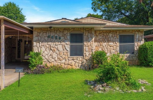 Westworth Village Maison | Spacious 4BEDR/2BATH Getaway w/King Beds + TVs