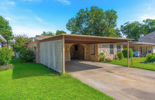 Westworth Village Maison | Spacious 4BEDR/2BATH Getaway w/King Beds + TVs