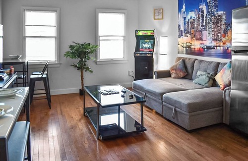 Newark Maison | 4BR Game Center, Cappuccino Cafe, 2 King Beds, 30min to NYC + 5min to EWR