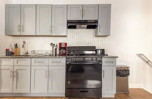 Newark Maison | 4BR Game Center, Cappuccino Cafe, 2 King Beds, 30min to NYC + 5min to EWR