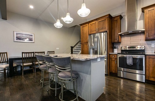 Dubuque Maison | Spacious 4BR Bluff-Top Townhome Steps from Fenelon Elevator & Downtown
