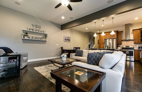 Dubuque Maison | Spacious 4BR Bluff-Top Townhome Steps from Fenelon Elevator & Downtown