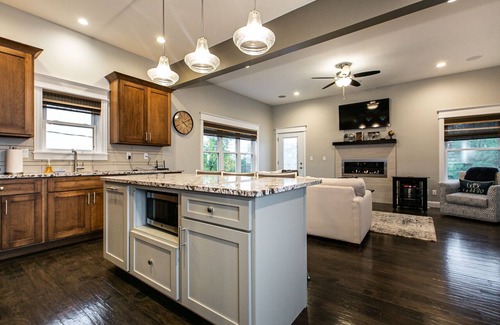 Dubuque Maison | Spacious 4BR Bluff-Top Townhome Steps from Fenelon Elevator & Downtown