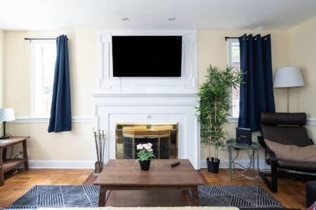 Northeast Alexandria Maison | Spacious 4BR CozySuites in Old Town Alexandria