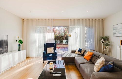 Brighton East Maison | Spacious 4BR Designer Home in Prime Brighton East