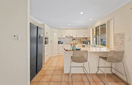 Capalaba Appartement | Spacious 4BR Family Home in Capalaba | Local Charm