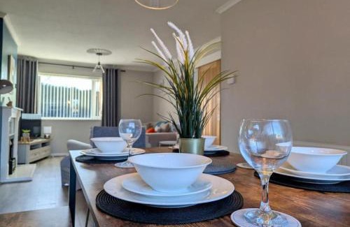 Balderton Maison | Spacious 4BR Family Home with Private Garden