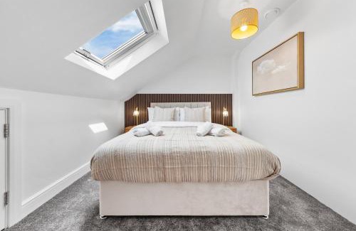 Enfield Highway Appartement | Spacious 4BR Home, Garden & Parking, Sleeps 8
