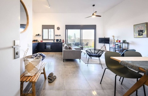 Nahariya Appartement | Spacious 4BR Holiday by Sea N' Rent
