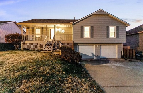 I-435 West KC-KS Maison | Spacious 4BR Home Near Legends & Shopping