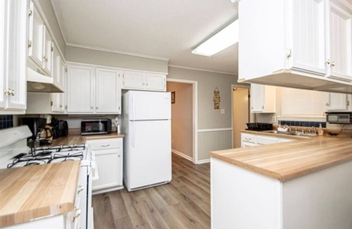 Ferndale Maison | Spacious 4BR Home: Pet Friendly 20 min to Downtown