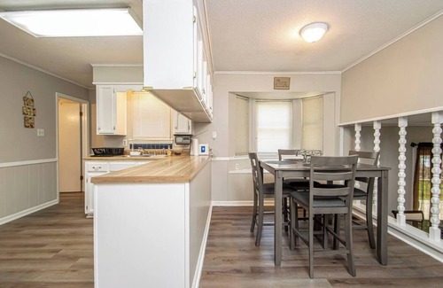Ferndale Maison | Spacious 4BR Home: Pet Friendly 20 min to Downtown