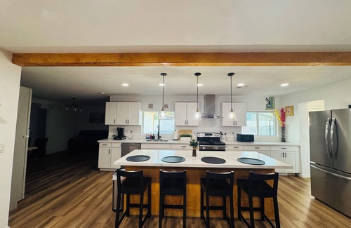 Alhambra Maison | Spacious 4BR Home w/Pool, BBQ & Putting Green – Near I-17