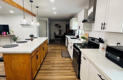 Alhambra Maison | Spacious 4BR Home w/Pool, BBQ & Putting Green – Near I-17