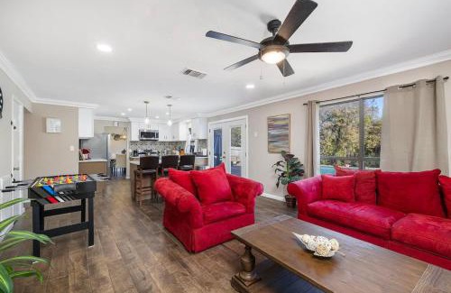 South Arlington Maison | Spacious 4BR Home with Pool BBQ & Games