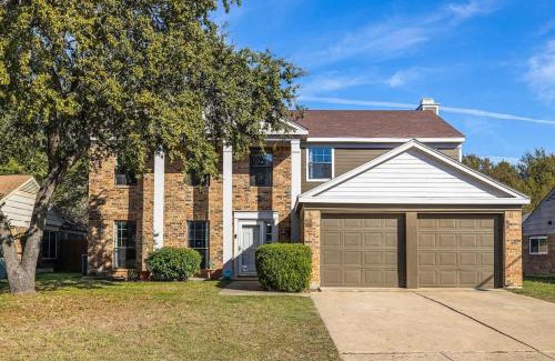 South Arlington Maison | Spacious 4BR Home with Pool BBQ & Games