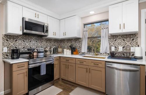South Arlington Maison | Spacious 4BR Home with Pool BBQ & Games