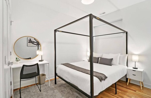 Pilsen Appartement | Spacious 4BR in Chicago w/ Laundry!