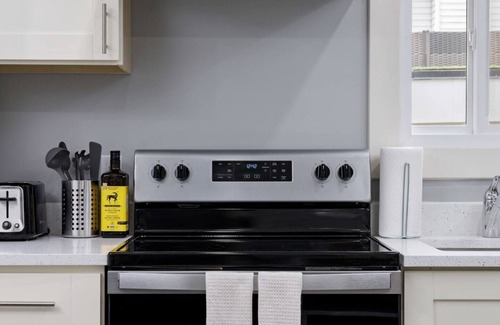 Marpole Maison | Spacious 4BR Retreat near YVR and DT