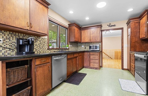 Rockford Maison | Spacious 4BR Retreat in Rockford