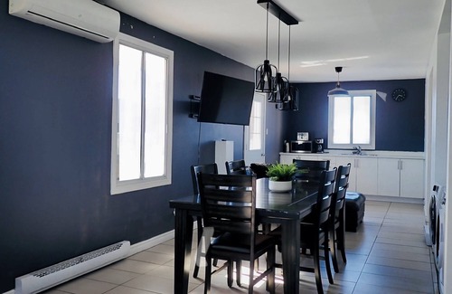 De Lorimier Appartement | Spacious 4BRs/2Baths with private parking and patio!