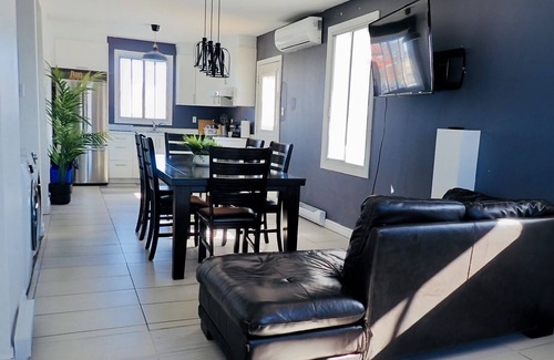 De Lorimier Appartement | Spacious 4BRs/2Baths with private parking and patio!